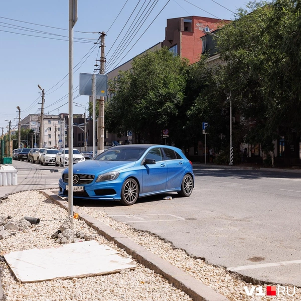 Судя по щебню у бордюра — парковку всё же уберут | Источник: Алексей Волхонский / V1.RU
