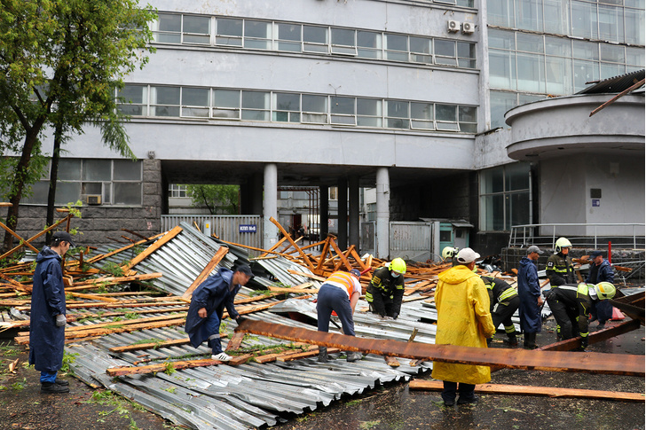 Обрушение крыши, пожары, падение строительного крана: последствия урагана в Москве