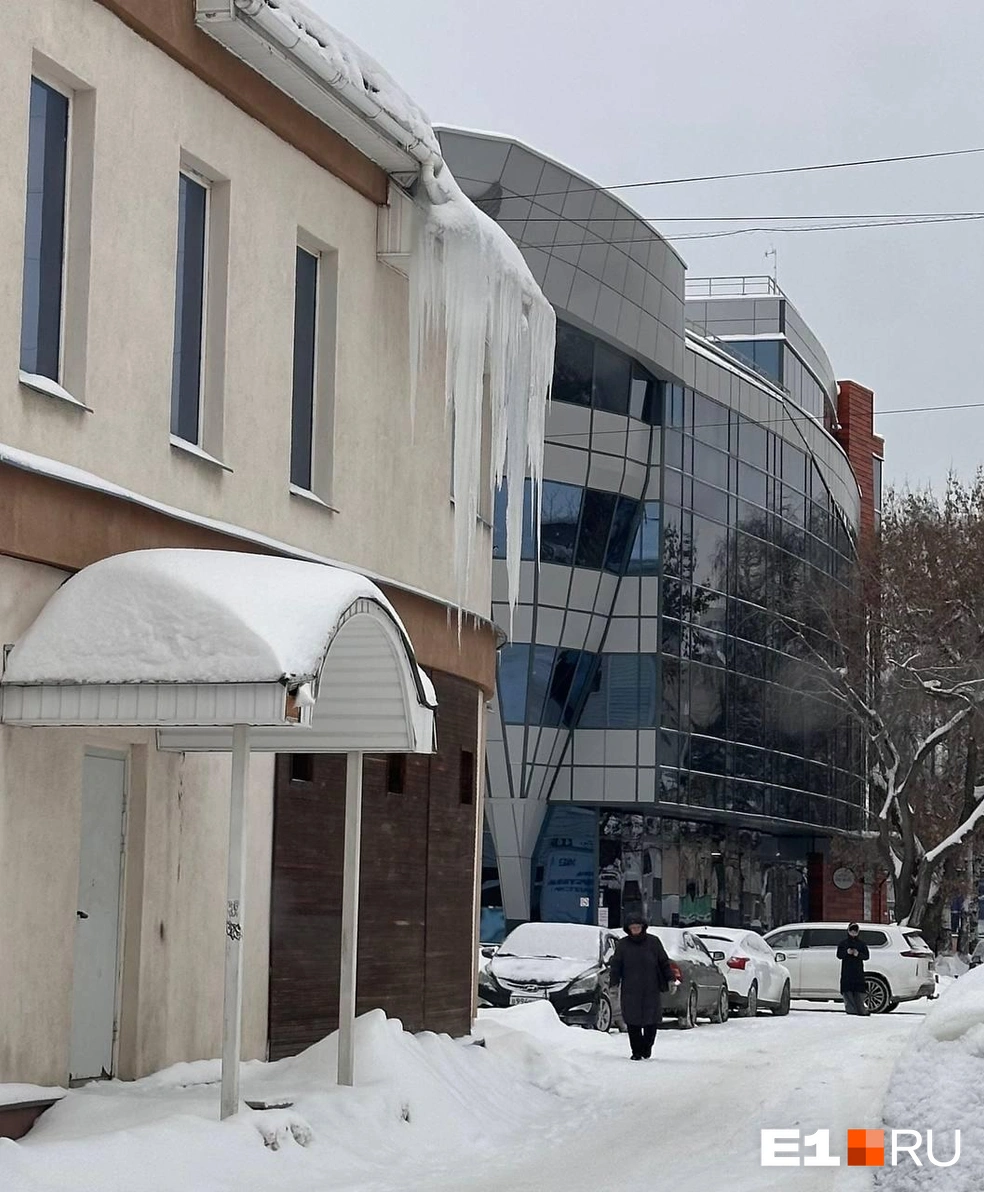 «Вот сосулька ждет или бабульку с палками, или хорошую машинку. Улица Кирова», — пишет читатель | Источник: читатель E1.RU