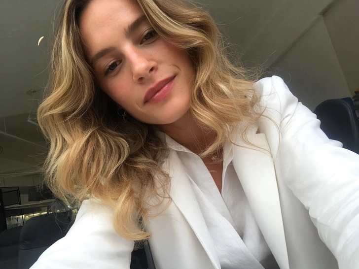 прическа на корпоратив, быстрая прическа, прическа на корпоратив на средние волосы, укладка на корпоратив, волосы на корпоратив, прическа на вечер | Источник: theDay/higgsfield