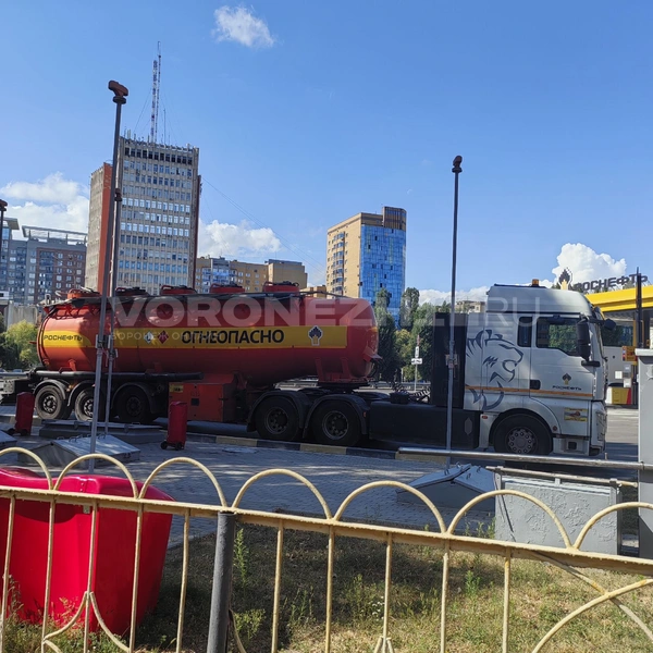 АЗС оказалась закрыта на техобслуживание из-за приехавшего бензовоза | Источник: Андрей Пашинский / Voronezh1.ru