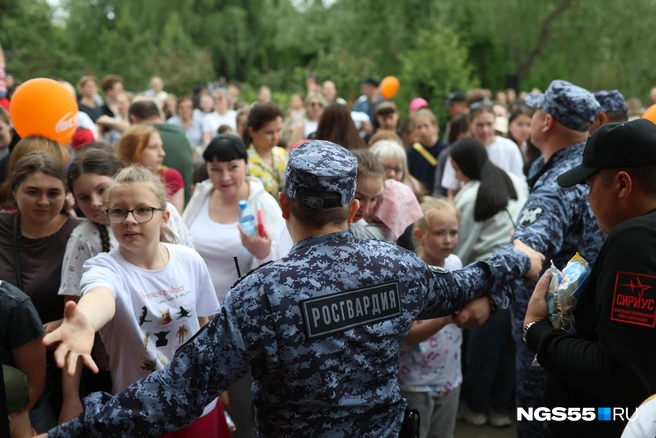 Силовики сдерживали толпу | Источник: Евгений Софийчук / NGS55.RU