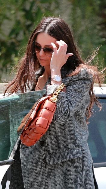 Нина Добрев выглядит сногсшибательно в скинни — добавьте их в свой гардероб прямо сейчас | marieclaire.ru