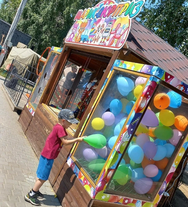 На улицах Ярового огромное количество аттракционов | Источник: Анна Серохвостова