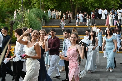В Сочи в «Фестивальном» прошел выпускной бал «Время найти себя»