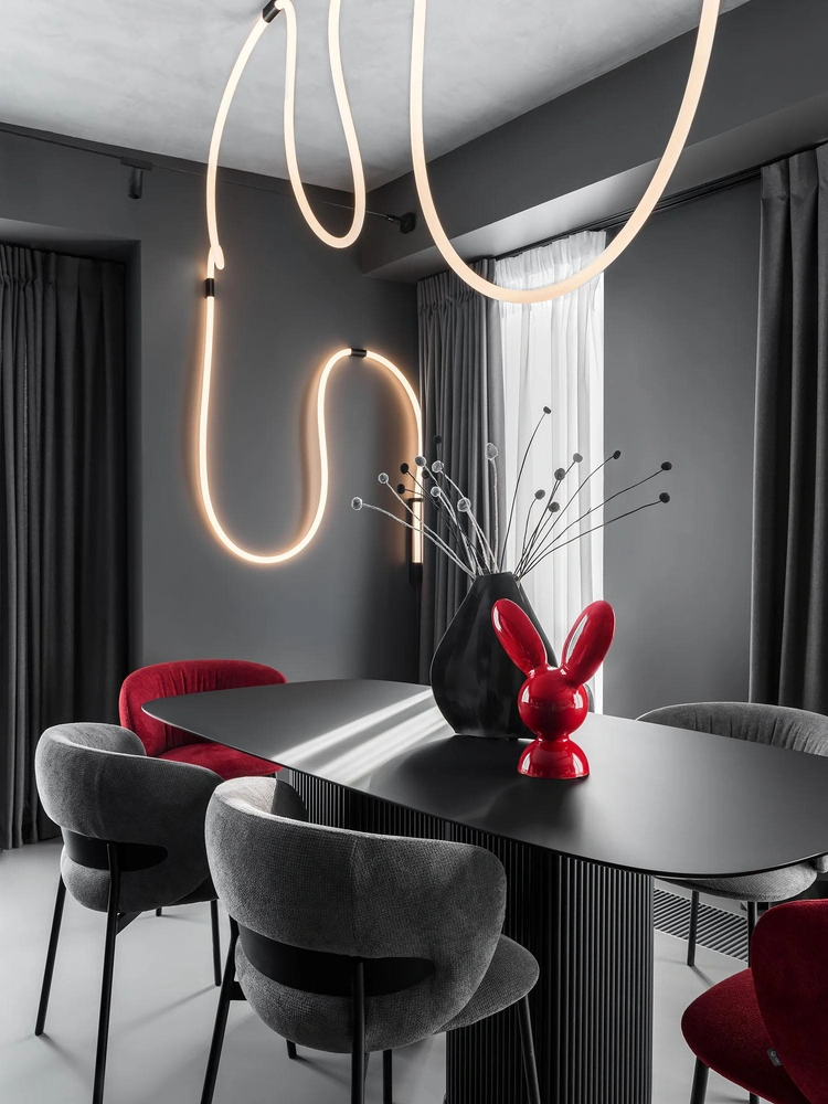 Обеденный стол и стулья, Tok mebel. Декор, L’Appartment, Izzi Décor. Керамический заяц, Елена Алексенко. | Источник: Ольга Шангина-Лестерлен. Стиль: Яна Яхина