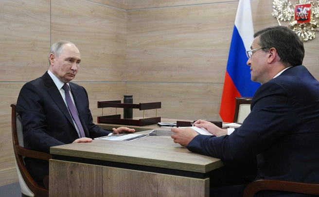 Президент внимательно слушал доклад губернатора | Источник: Кирилл Зыков, РИА «Новости»