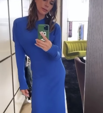 Ультрамариновая осень: Виктория Бекхэм в платье пронзительного синего цвета