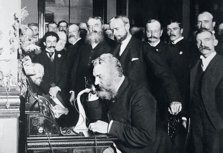 В 1876 году: 145 лет назад Александр Белл запатентовал телефон