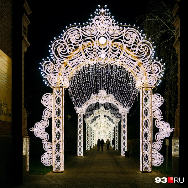 От Александровской арки начинается одна из самых масштабных частей | Источник: Дарья Паращенко / 93.RU