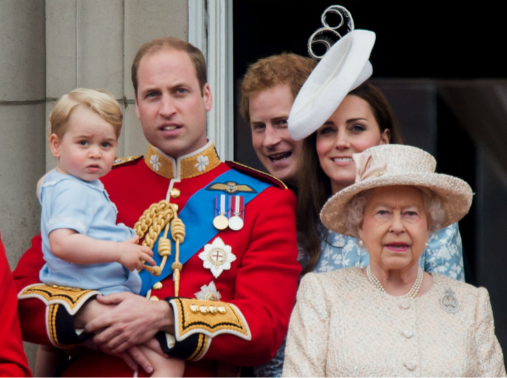 Принц Джордж, принц Уильям, принц Гарри, герцогиня Кэтрин и Елизавета II на балконе Букингемского дворца, 13 июня 2015 | marieclaire.ru