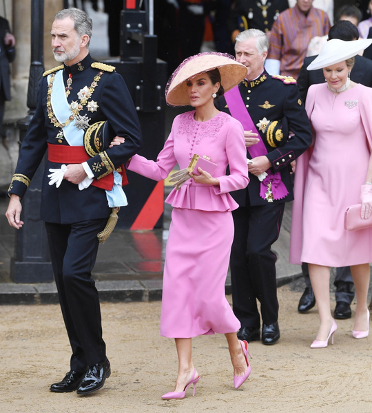 Barbiecore по-королевски: 6 стильных розовых образов, которые носили главные политические фигуры столетия