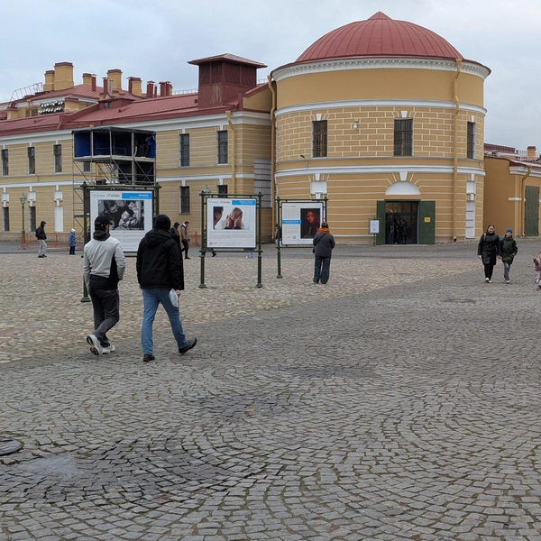В Петропавловской крепости открылась уличная фотовыставка о людях с инвалидностью | Источник: Ассоциация ГАООРДИ