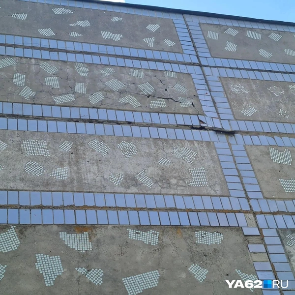 Одна из плит на боковой стене уже лопнула | Источник: Светлана Коновалова / YA62.RU