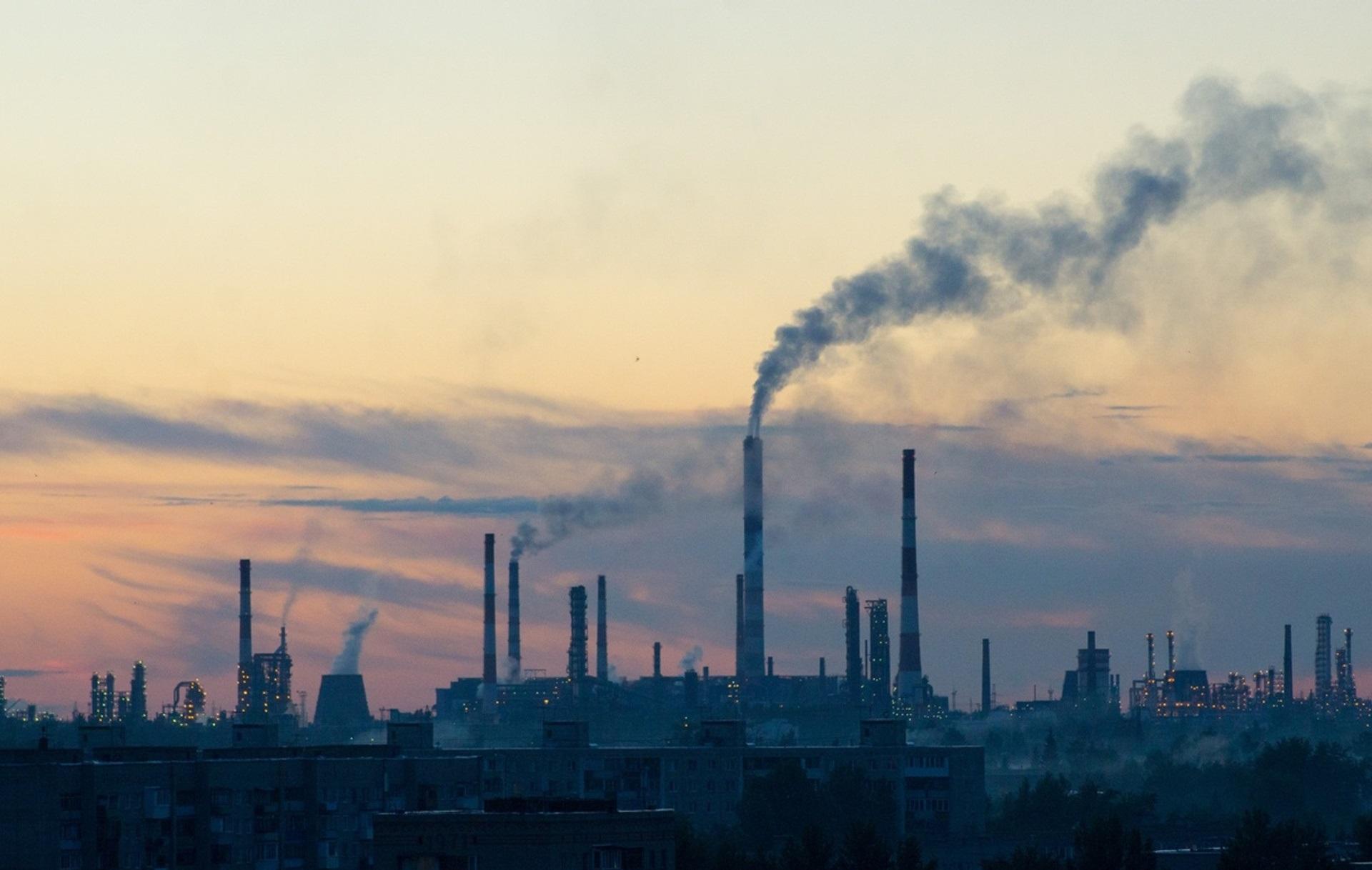 Воздух сегодня свежий. Загрязнение воздуха в Омске. Загрязнение атмосферы в Омске. Омск химический завод выбросы. Завод Омск загрязнение воздуха.