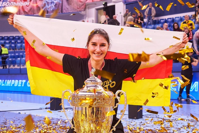 Габисова с флагом Осетии после победы в чемпионате России | Источник: пресс-служба ГК «Ростов-Дон»