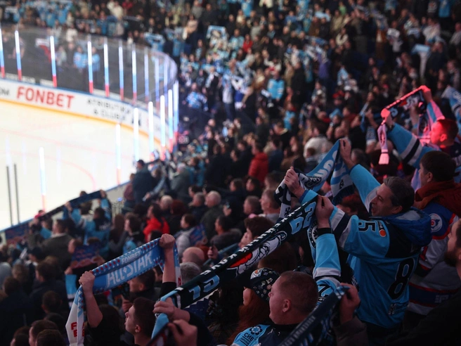 Болельщики «Сибири» активно поддерживали свою команду, соревнуясь в громкости с фанатами «Динамо». | Источник: Александр Ощепков / NGS.RU