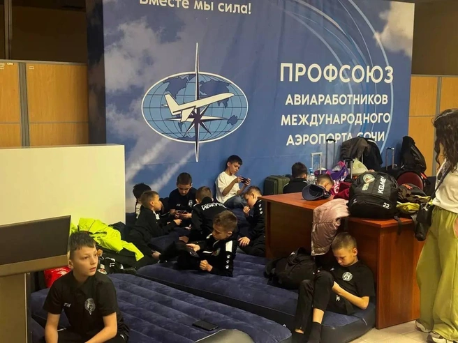 Детей разместили в отельной комнате | Источник: Пресс-служба аэропорт Сочи
