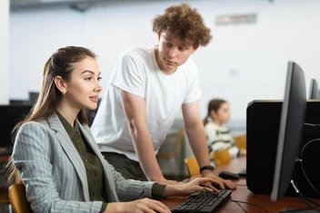 «Влюбился в девятом классе в учительницу. Что мне теперь делать с этими чувствами?»