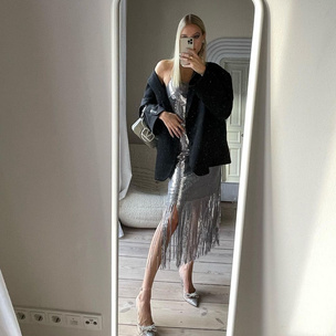 Серебряное платье + черный пиджак: идея стильного образа на Новый год 2023, которая понравится Черному Водяному Кролику