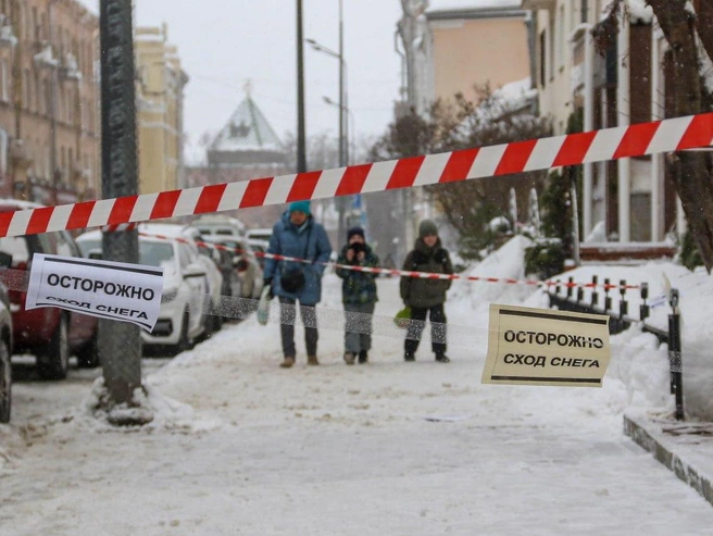 Напряжённая обстановка в городе из-за угрозы схода наледи с крыш. | Источник: Наталья Бурухина / NN.RU