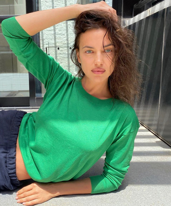 Красота в простоте: Ирина Шейк в базовом топе пронзительного изумрудного оттенка