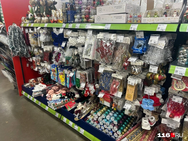 Игрушки, мишура, хлопушки… А еще подарочная упаковка, гирлянды | Источник: Регина Алтынбаева / 116.RU