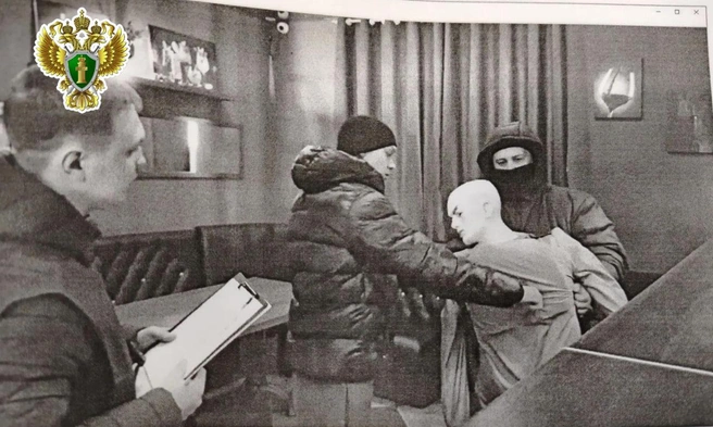 Обвиняемый показывает, как бил мужчину | Источник: Прокуратура Архангельской области и НАО