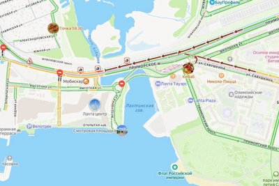 Автомобиль взобрался на ограждение и перекрыл Приморское шоссе