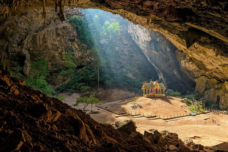Солнце освещает королевский павильон в тайской пещере