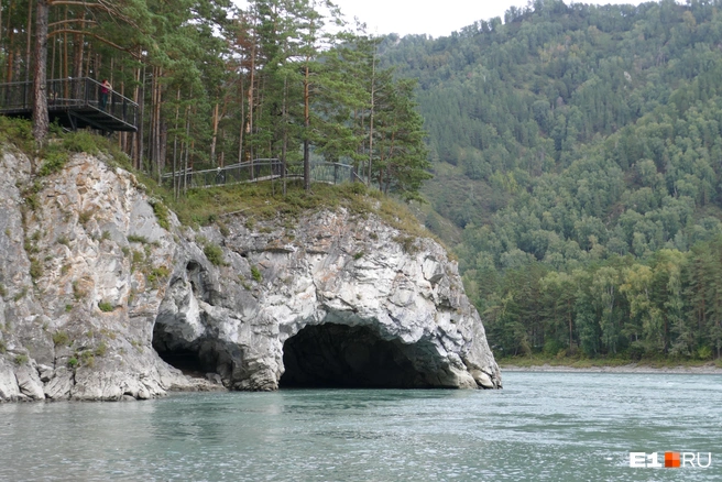 Бирюзовые воды Катуни. Название реки происходит от древнетюркского слова «кадын», «хатун» — госпожа, знатная женщина | Источник: Дарья Черткова