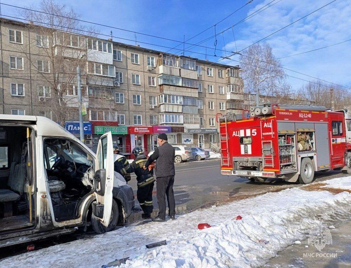 В Челябинске у маршрутки с пассажирами на ходу загорелся двигатель