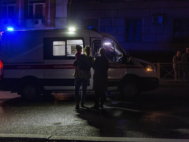 По сведениям источников, в аварии пострадали не менее трех сотрудников скорой помощи | Источник: Константин Завриков / V1.RU