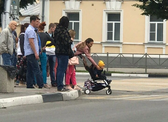 Фото: в центре Рязани женщина выставила коляску с ребенком на проезжую часть | ya62.ru