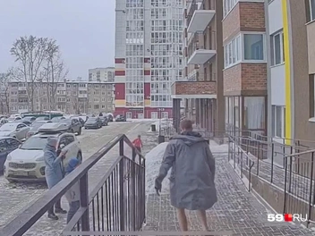 Отчим бежал за мальчиком в одних трусах и куртке  | Источник: скриншоты с камеры домофона предоставлены соседями