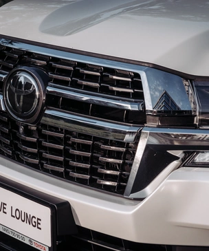 Царь горы переоделся: в России начались продажи новой топ-версии Toyota Land Cruiser 200