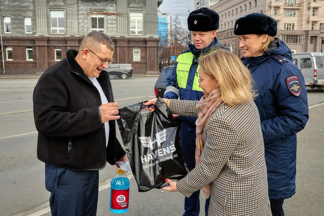 Сотрудники радиостанции дарили подарки | Источник: «Авторадио Челябинск»