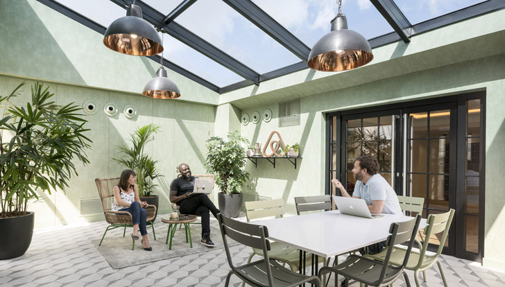 Новый офис Airbnb в парижской мансарде