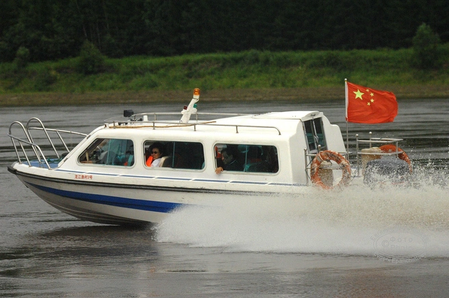 Китайские туристы проплывают мимо нашей «Зари» | Источник: Евгений Епанчинцев