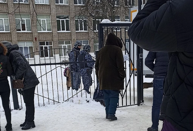 Около школы №47 заметили силовиков с автоматами | ya62.ru