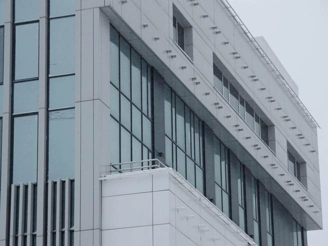 Несколько лет назад работы возобновились, и сейчас здание снаружи кажется полностью готовым. | Источник: Андрей Бортко / NGS.RU