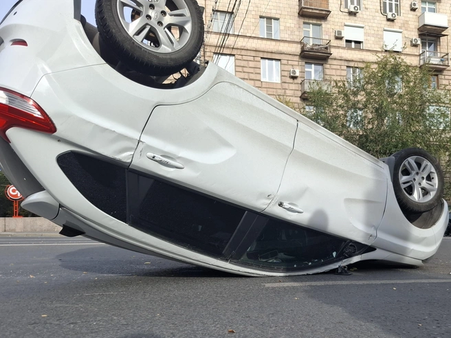 Для водителя белой Lada X-ray все произошло внезапно | Источник: Тимофей Крылов / V1.RU
