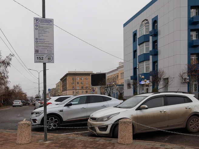 Район 13-й Гвардейской улицы традиционно отличается высокой загруженностью парковками. | Источник: Алексей Волхонский / V1.RU