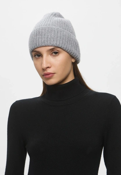 База на всю зиму: лучшие свитера, водолазки, брюки и джинсы