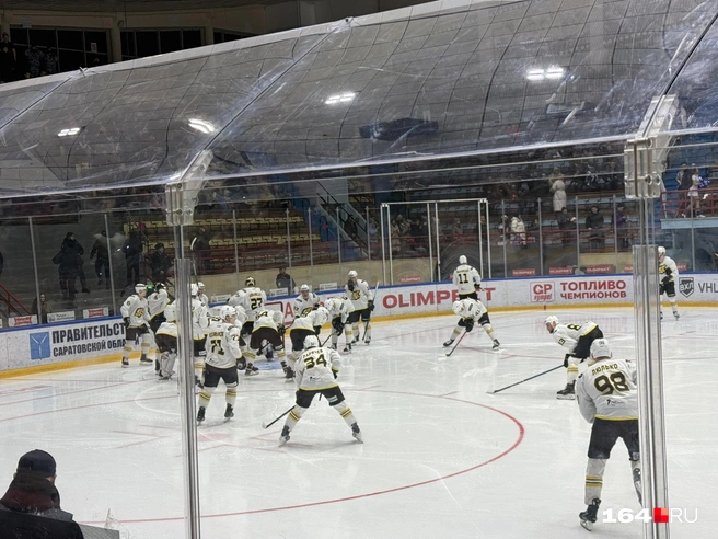 Игроки борются за шайбу | Источник: Сергей Петунин / YA62.RU