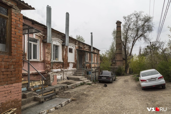 Сейчас основной корпус завода заброшен, а в превращенных в жилые дома других зданиях живут люди | Источник: Константин Завриков / V1.RU