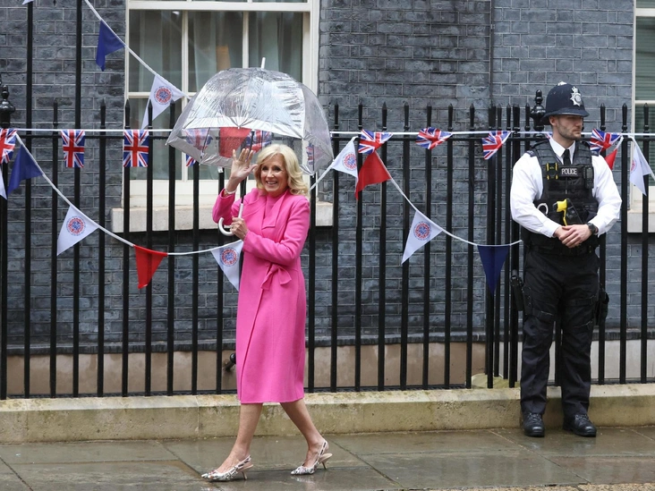 Джилл Байден, прибывшая в Великобританию на коронацию Карла III, отправляется на встречу с Акшатой Мурти, женой премьер-министра Риши Сунака, 5 мая 2023 года