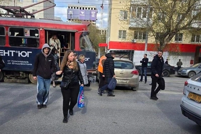 Легковушка парализовала движение трамваев в центре Екатеринбурга