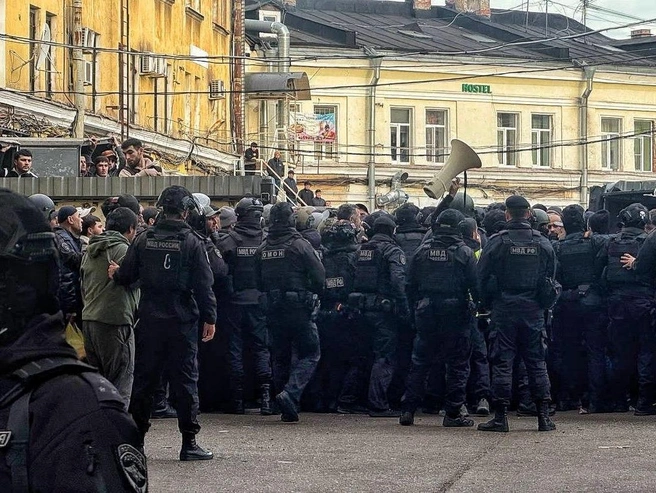 Силовики окружили оставшихся на Сенном | Источник: Милена Солдатенко / FONTANKA.RU