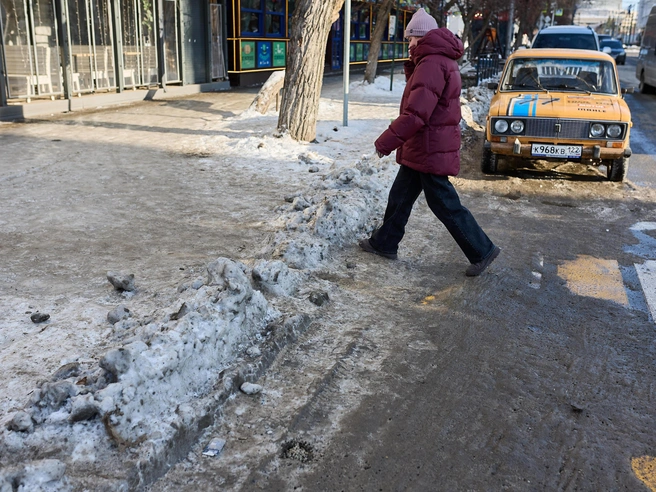На пешеходных переходах, помимо льда, скопились кучи твердого снега, что усложняет движение. | Источник: Александр Ощепков / NGS.RU